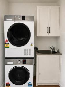 Upmarket Queen Room & Bath, Renovated, Quiet, Airport 10 min - shared accomm