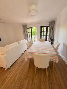 Upmarket Queen Room & Bath, Renovated, Quiet, Airport 10 min - shared accomm
