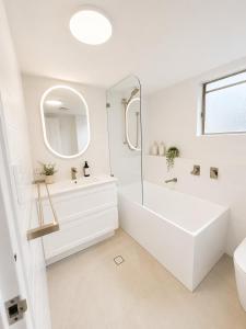 Upmarket Queen Room & Bath, Renovated, Quiet, Airport 10 min - shared accomm