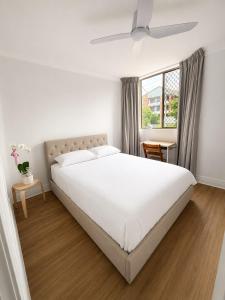 Upmarket Queen Room & Bath, Renovated, Quiet, Airport 10 min - shared accomm