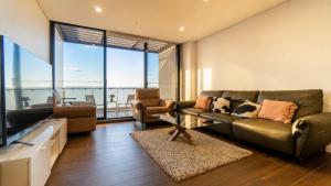 Stylish 2BR Olympic Park Pool, Gym & Parking