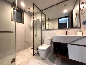 Luxury 2-Bedroom Apartment in the Heart of Midtown The Peak