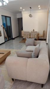elegant classy two bedroom apartment withmodern amenities which whispers comfort ,classy and luxury and proximity to major shopping malls