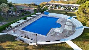 House in residence with swimming pool and tennis court