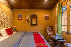 Monkey Mud House and Glamps, Bir
