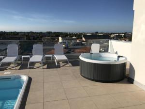 Contemporary flat in residence with pool