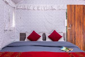 Monkey Mud House and Glamps, Bir