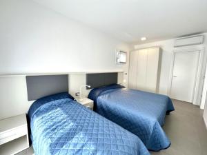400m beach apartment with pool