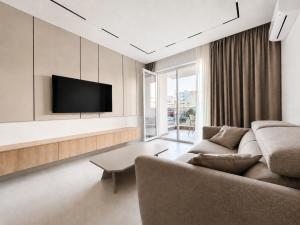 Arons Apartment 206