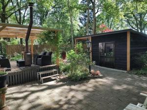 Chalet met veranda aan bosrand