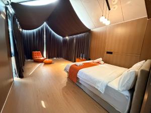 The AAM Glass Chalet By Smart Innlux