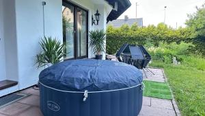 NEUE Sonnige Villa Ferienwohnung, EIGENER WHIRLPOOL, NUR 10 min ZU Fuß VON LEGOLAND entfernt,80 m2 stillvolle Ferienwohnung NR 7 , wunderschöner Garten mit Terrasse, für den ersten Frühstück gefüllter Kühlschrank,