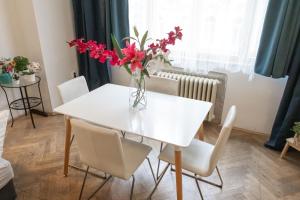 Apartments with 2 Bathrooms - 9 min walk to Old Town Square