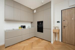 Chmielna Duo Luxury Apartments with Parking & Balcony, Warsaw City Centre by Renters Prestige
