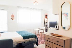 New studio with balcony near Gallieni metro