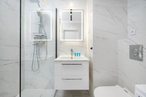 Łódź Downtown Apartment 19A by BookingHost