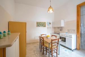 Brezza Apartment with Terrace Near The Sea - Happy Rentals