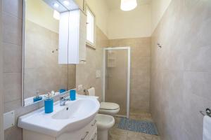Brezza Apartment with Terrace Near The Sea - Happy Rentals