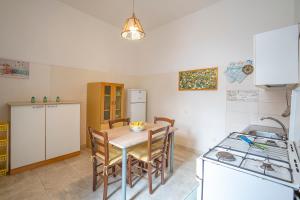 Brezza Apartment with Terrace Near The Sea - Happy Rentals