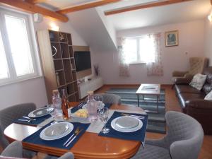 Nautical Sunset Apartment - free parking