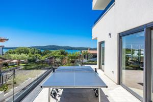 Villa Pergosa near Medulin for 8 persons with 38 m2 pool, sea view - only 200 meters from beach