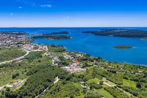 Villa Pergosa near Medulin for 8 persons with 38 m2 pool, sea view - only 200 meters from beach