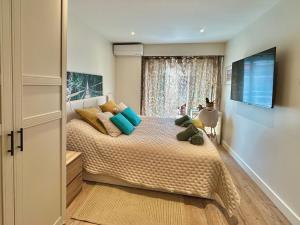 Riviera Morning Balcony studio steps from the beach