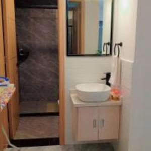 Elegant classy apartment with swimming pool ,fully equipped gym ,child play area and close proximity to shopping malls and great breathtaking views