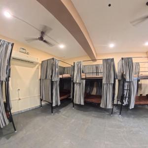 Sev-N Dorms AC Backpacker Hostel Near Girivalam
