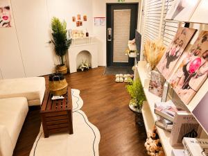 1 minute from Hongdae Entrance Station #4 beds #hotel bedding #Hongdae main street #famous restaurants #luggage storage #popular accommodation #3 rooms #Melow Stay Hongdae