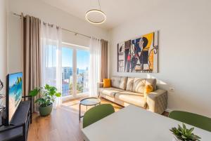 8th Floor Apartments, Golem