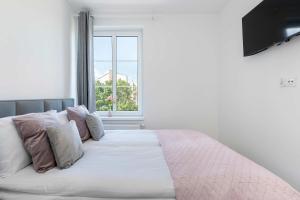 Cosy Apartment with a Balcony Close to the Old Town by Noclegi Renters