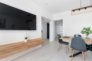 Cosy Apartment with a Balcony Close to the Old Town by Noclegi Renters