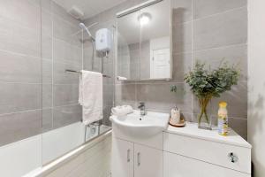 Bright 2BR Home Near Stadium with Easy London Access