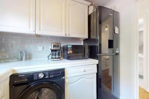 Bright 2BR Home Near Stadium with Easy London Access