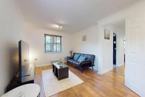 Bright 2BR Home Near Stadium with Easy London Access