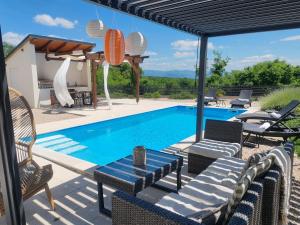 Lazy 8 Villa