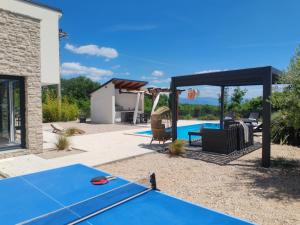 Lazy 8 Villa