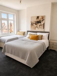 Stylish house-5 mins to City Centre-Sleeps15-Free parking