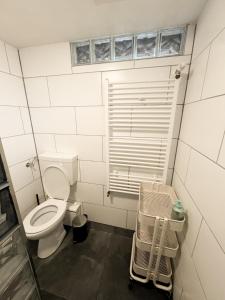 Cozy souterrain near Amsterdam with private bathroom
