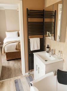 Jacuzzi City Guesthouse, about a 7 min walk to Racecourse and 10 mins to the City
