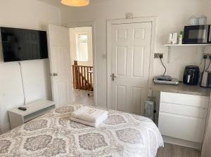Jacuzzi City Guesthouse, about a 7 min walk to Racecourse and 10 mins to the City