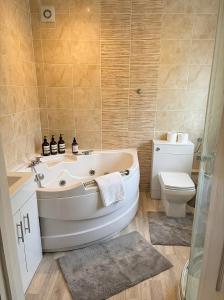 Jacuzzi City Guesthouse, about a 7 min walk to Racecourse and 10 mins to the City