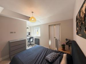 Charming Teddington Mews House, Central London