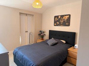 Charming Teddington Mews House, Central London
