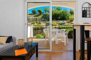1205 JARDINS con PISCINA - Apivend Immo