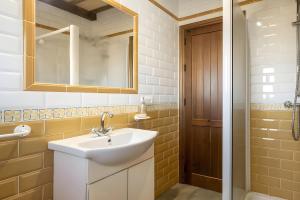 Apartamentos con piscina compartida WIFI y parking