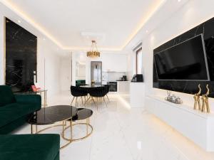 Karolkowa 28 - Prestigious Apartment with Balcony by Renters Prestige