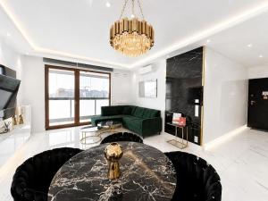 Karolkowa 28 - Prestigious Apartment with Balcony by Renters Prestige