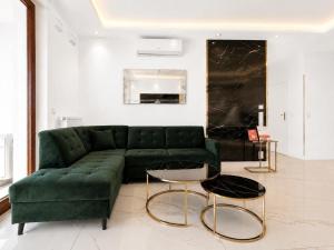Karolkowa 28 - Prestigious Apartment with Balcony by Renters Prestige